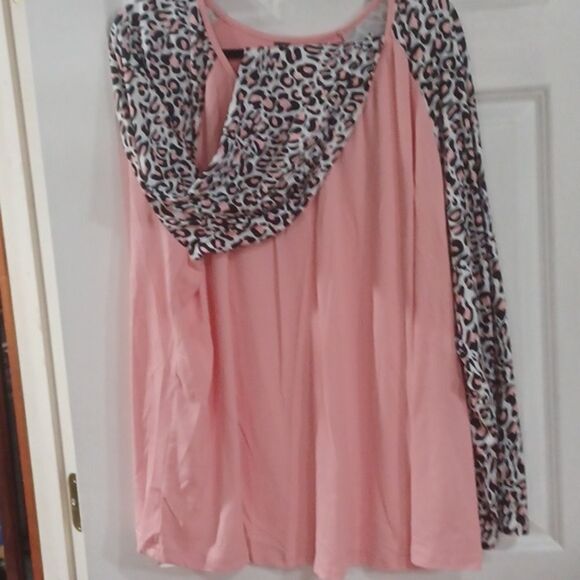 Pink and Leopard Sleeve top - Picture 4 of 6